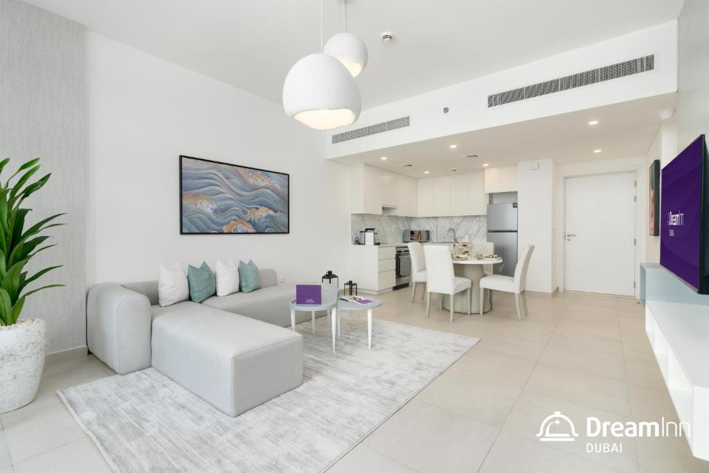 een woonkamer met een bank en een tafel bij Dream Inn Apartments - Rahaal - Burj al Arab View in Dubai