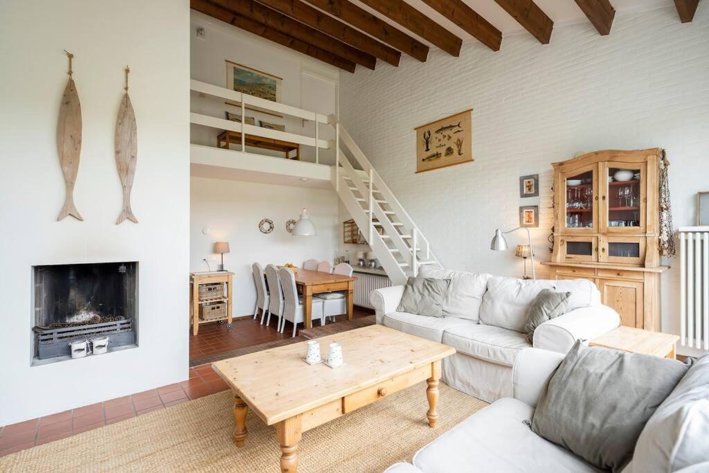 ein Wohnzimmer mit Sofa und Tisch in der Unterkunft Lepelblad 17* in Nieuwvliet