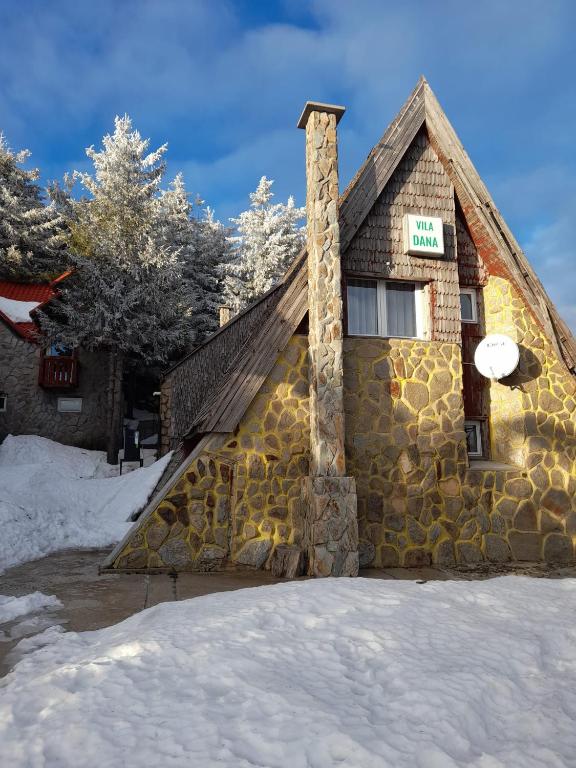 Vilele Birta في فاليوغ: مبنى عليه لافته في الثلج