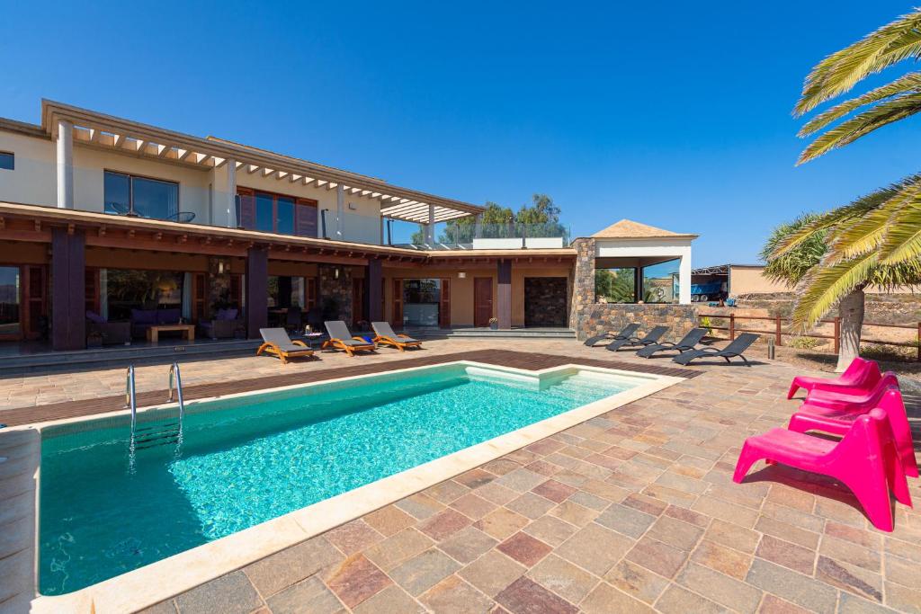 a villa with a swimming pool and a house at Villa Atlanntes con piscina en Fuerteventura in Triquivijate