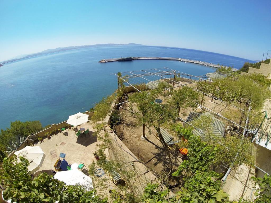 een uitzicht over een strand met een waterlichaam bij Stelios in Agia Galini