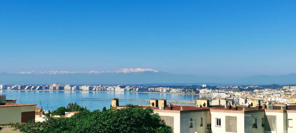 Appartement rénové vue mer et Piscine, Roses, Spain