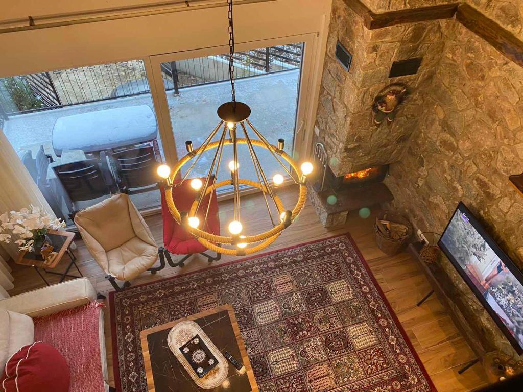 una vista panorámica de una sala de estar con una lámpara de araña en Villa Gjelbër 1 en Prizren
