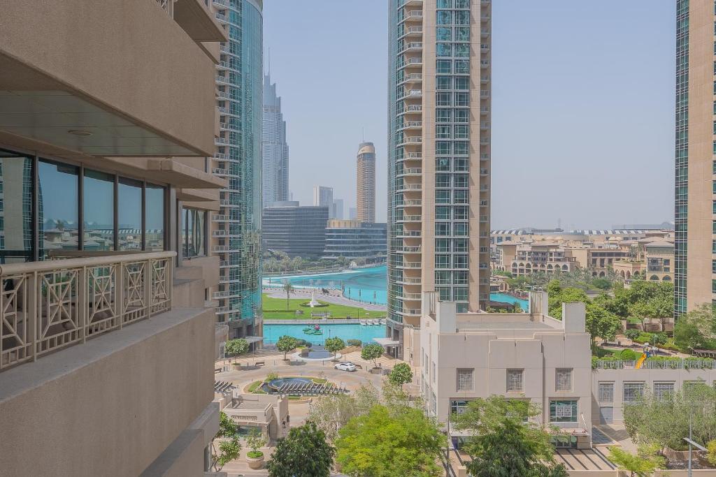 Πισίνα στο ή κοντά στο BellaVista 29 Boulevard 1 Bedroom Apartment with Extra Bedroom Partial Fountain Views