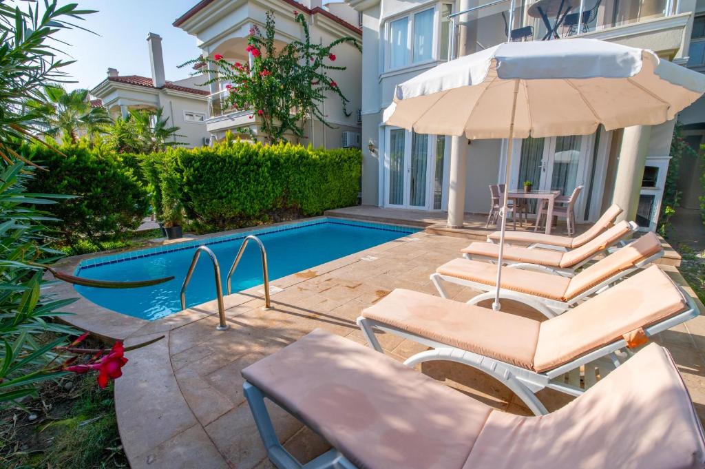 Bazén v ubytování Sunset Beach Resort Aqua Lettings nebo v jeho okolí