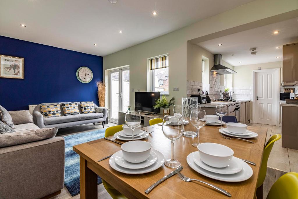 - une salle à manger et un salon avec une table et des chaises dans l'établissement 4 Bed Terraced House in Beeston with Convenient City Centre Access, à Nottingham