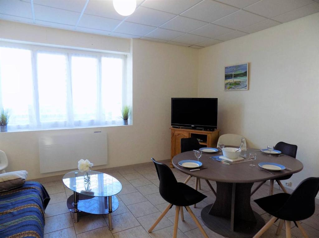 un salon avec une table et un canapé dans l'établissement Saint Georges de Didonne - APPARTEMENT rez-de-chaussée - mode TOUT à PIED, à Saint-Georges-de-Didonne