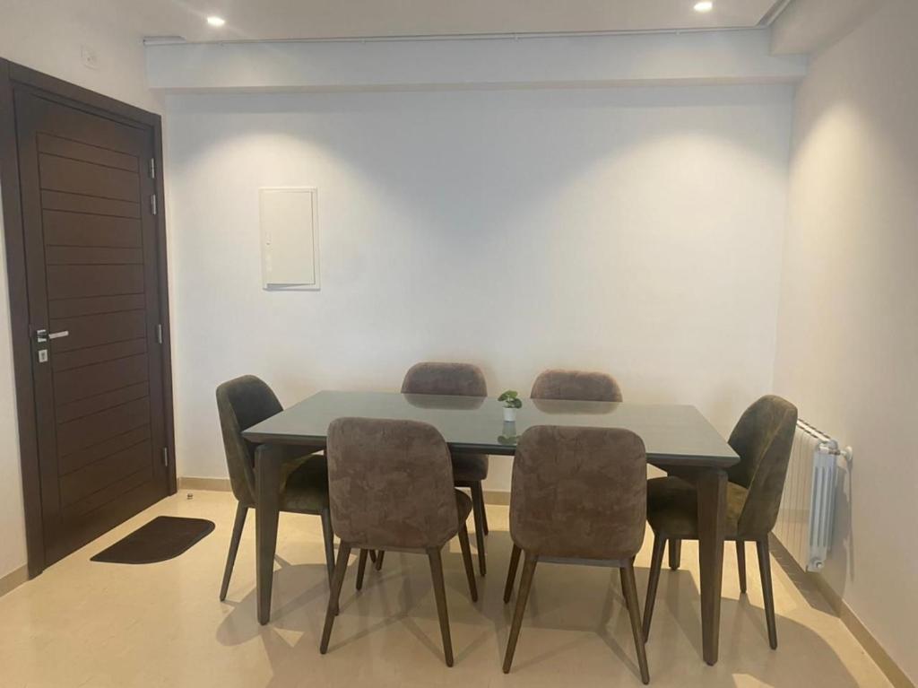 a dining room with a table and chairs at Appartement Les Pergolas in Ariana