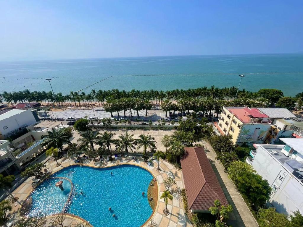 uma vista superior de uma piscina num resort em Beautiful sea view beach front condo em Pattaya Sul