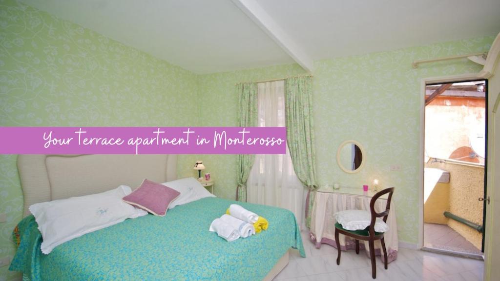 モンテロッソ・アル・マーレにあるLevre de Cuppiのベッドルーム1室(ベッド1台、ピンクの看板付)