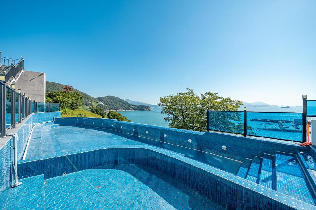 Bazén v ubytování Le Paradis Ocen view Spa Pension nebo v jeho okolí
