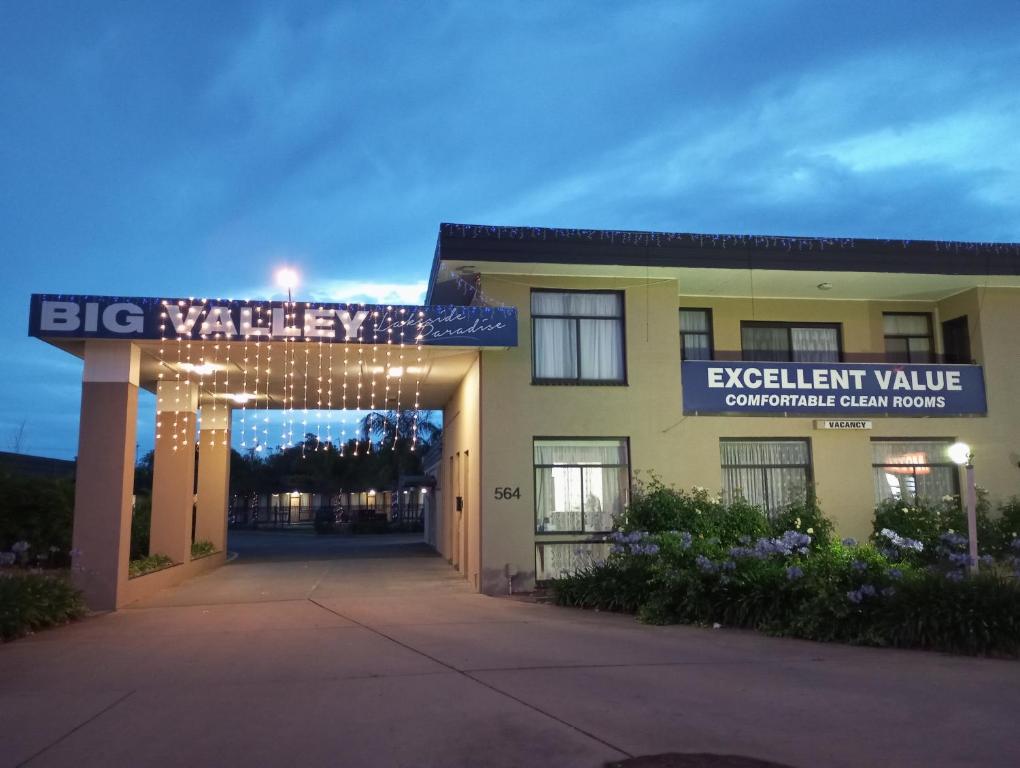 un bâtiment avec un panneau indiquant la valeur de l'éléphant dans l'établissement Big Valley Lakeside Paradise Motor Inn, à Shepparton