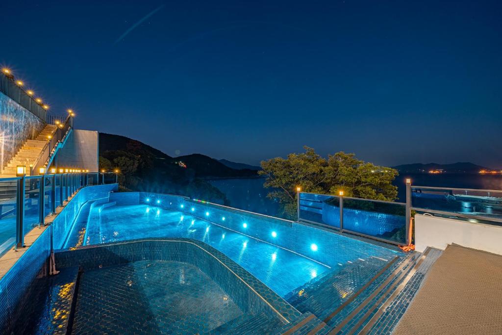 Bazén v ubytování Le Paradis Ocen view Spa Pension nebo v jeho okolí