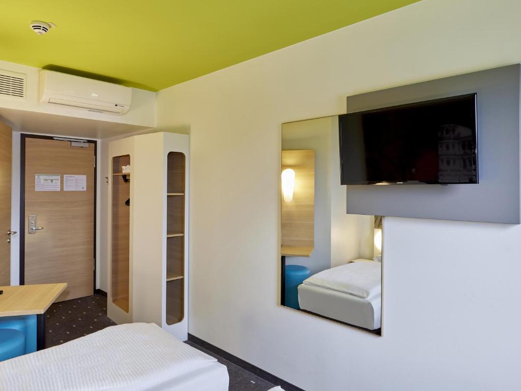 Postel nebo postele na pokoji v ubytování B&B Hotel Trier