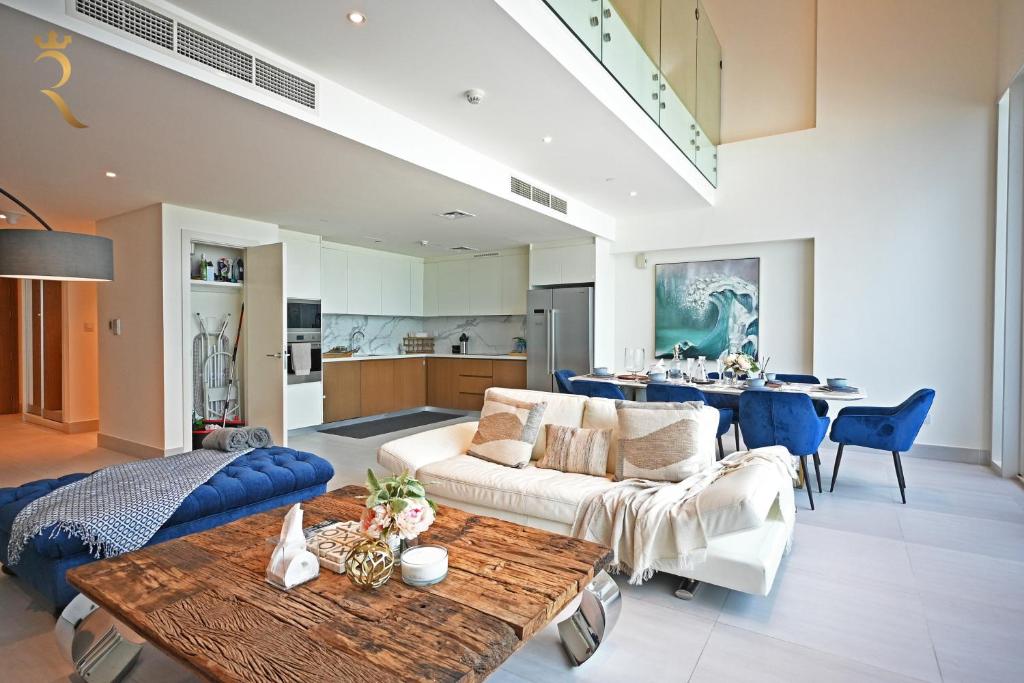 uma sala de estar com um sofá e uma mesa em 1BR Loft Soul Beach Escape - Mamsha Al Saadiyat em Abu Dhabi