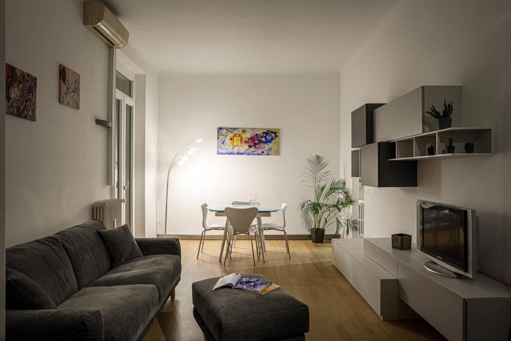 een woonkamer met een bank en een tafel bij Accomodo MIB20 Bivano City Life in Milaan