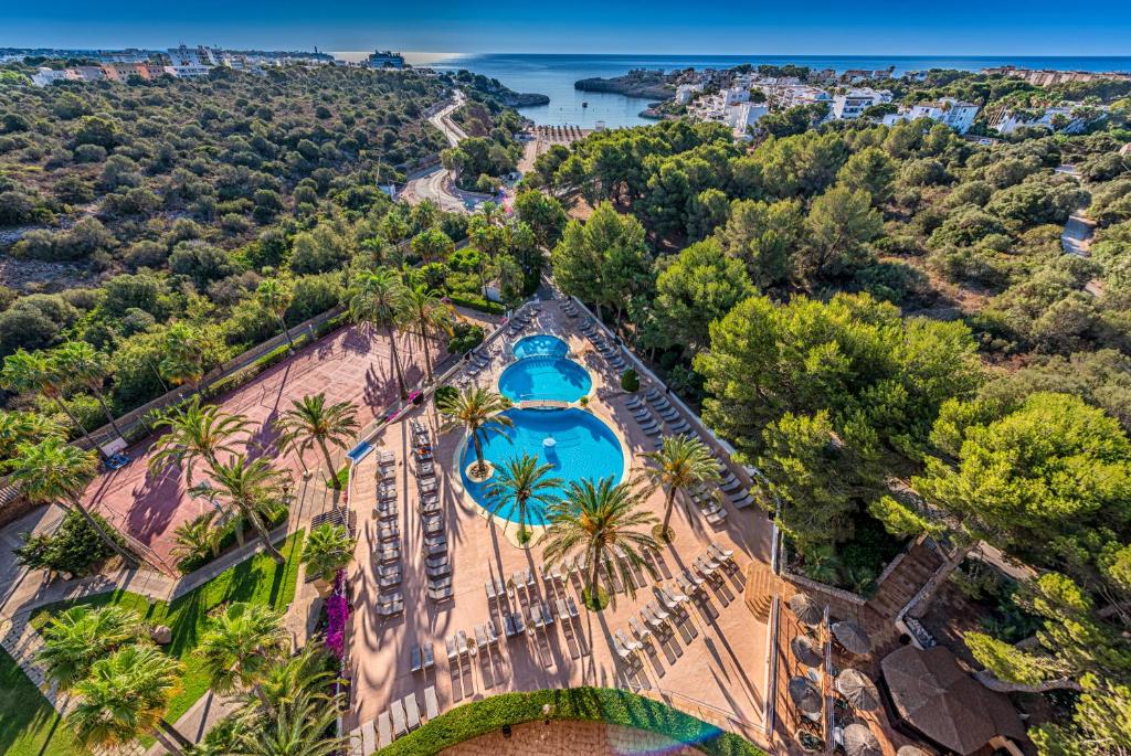 een luchtzicht op een resort met een zwembad bij Grupotel Club Cala Marsal in Portocolom