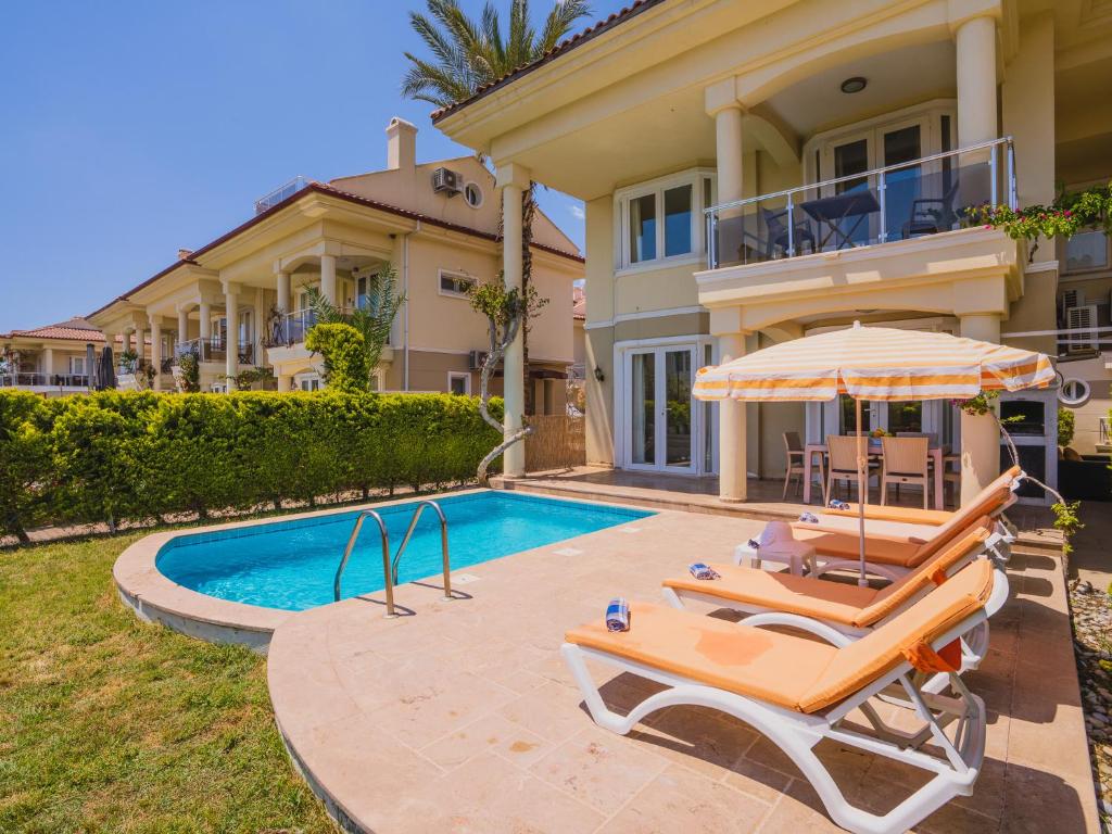 Bazén v ubytování Sunset Beach Resort Aqua Lettings nebo v jeho okolí