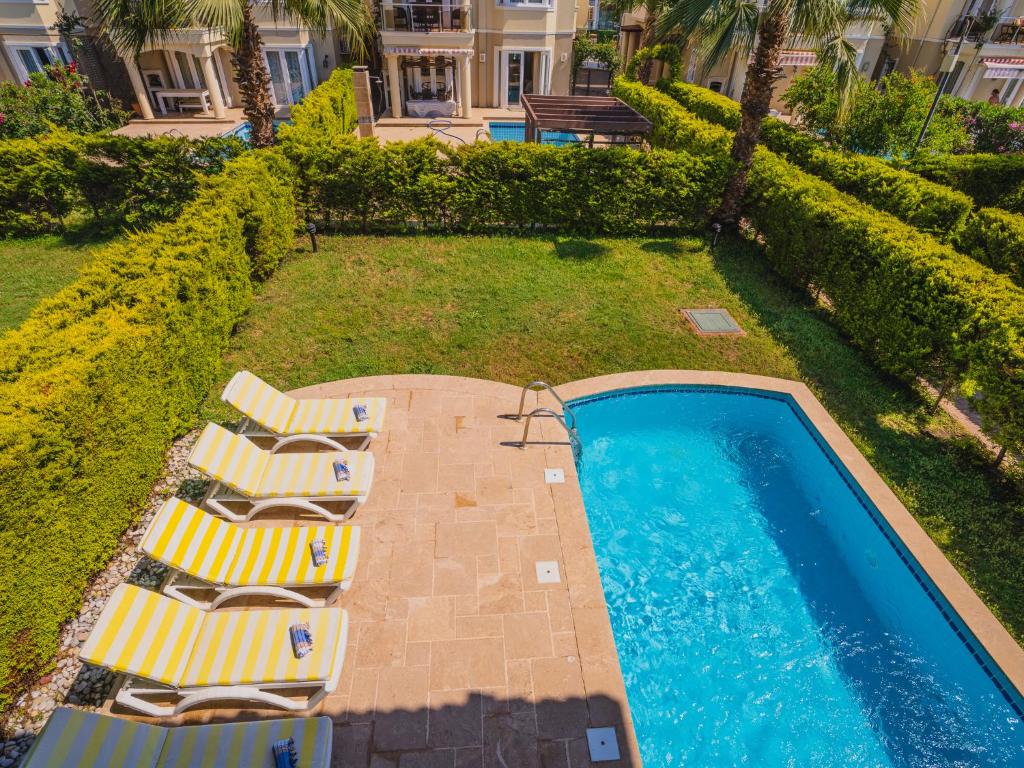 Bazén v ubytování Sunset Beach Resort Aqua Lettings nebo v jeho okolí