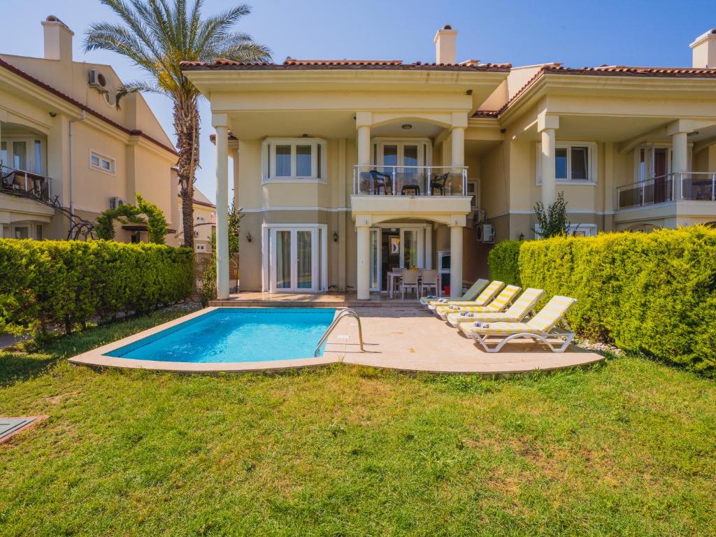 Bazén v ubytování Sunset Beach Resort Aqua Lettings nebo v jeho okolí