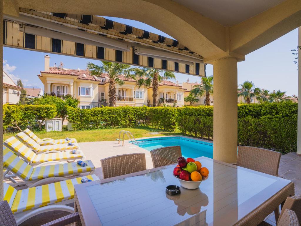 Bazén v ubytování Sunset Beach Resort Aqua Lettings nebo v jeho okolí