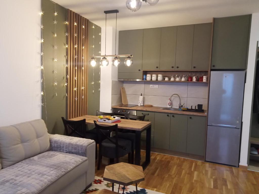 O bucătărie sau chicinetă la Apartman Zimus sa prelepim pogledom, besplatan Spa & Đakuzi, Parking, WIFI, lift,