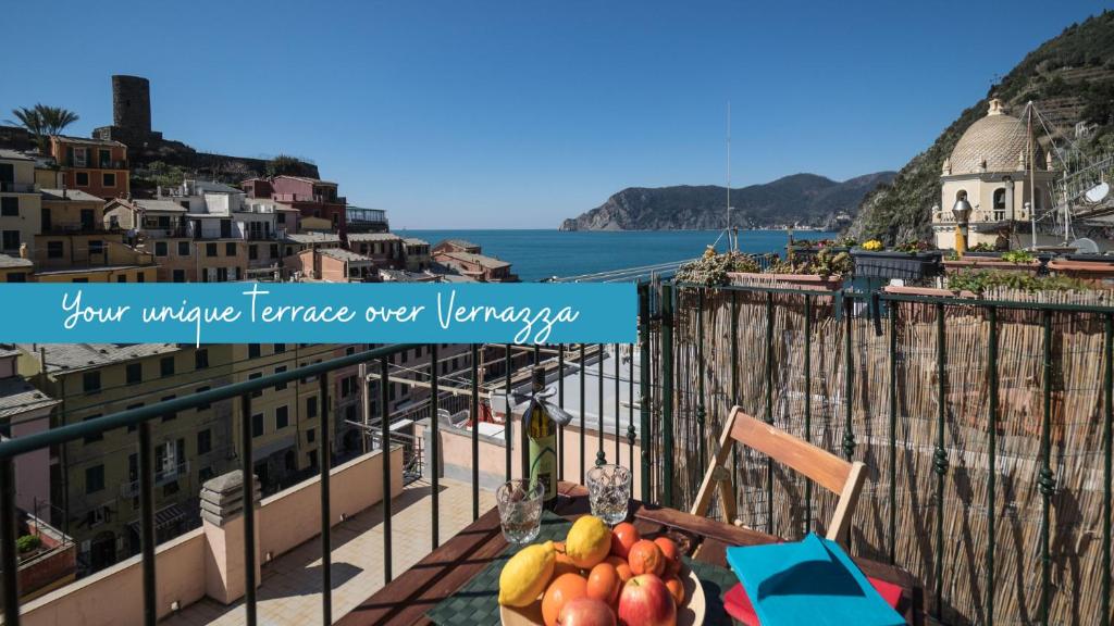 ヴェルナッツァにあるLa Torretta dei Merli with Viewsの海の景色を望むバルコニー(フルーツ付きテーブル付)