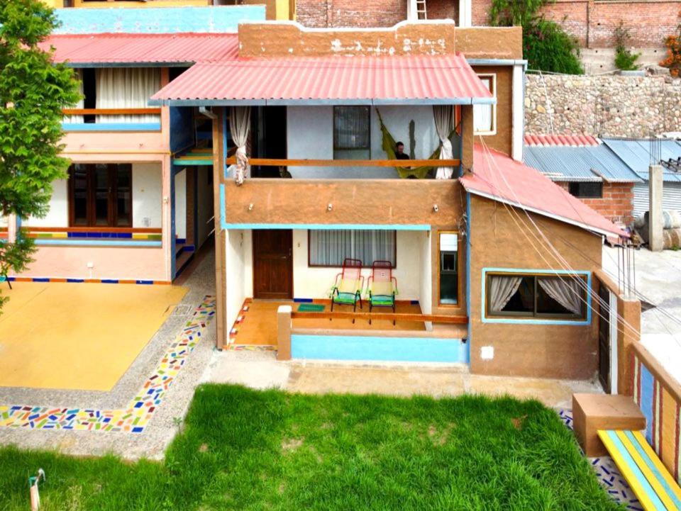 una vista aérea de una casa con piscina en La Casa del Cerro, en Sucre