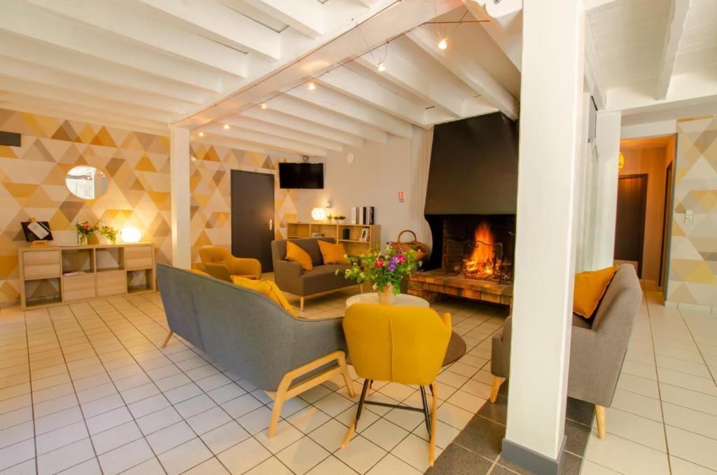 sala de estar con sofá y chimenea en La beuillotte, en Bar-sur-Seine