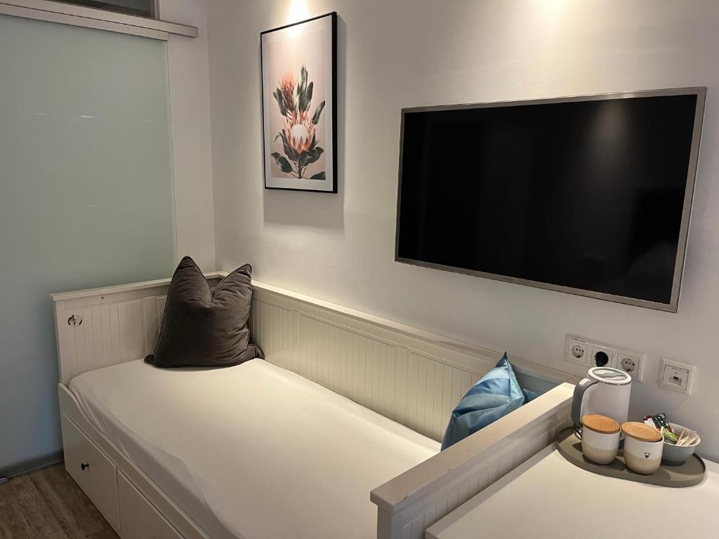 Una cama o camas en una habitación de Hotel Pension Waldesruh