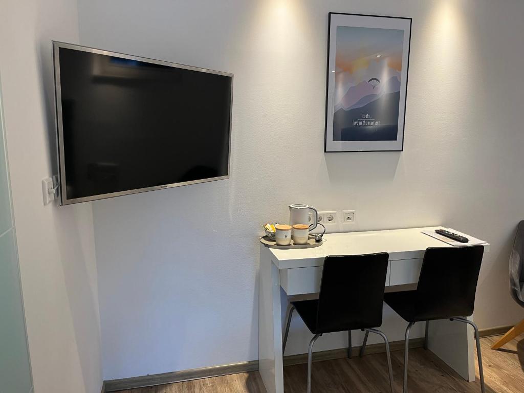 Una televisión o centro de entretenimiento en Hotel Pension Waldesruh