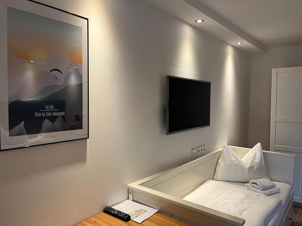 Una cama o camas en una habitación de Hotel Pension Waldesruh