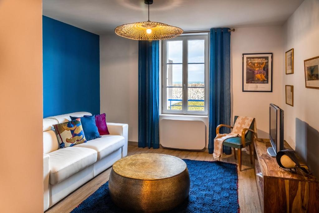 Postel nebo postele na pokoji v ubytování Les Létruns - Appart - 3 pers - Vue sur la mer