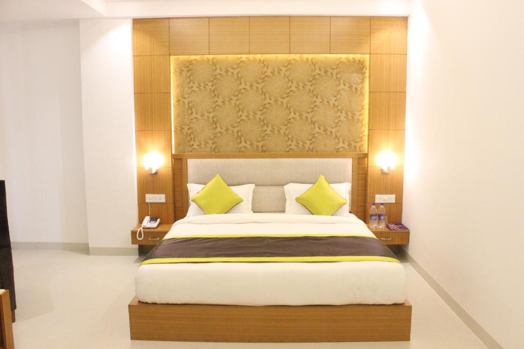 Postel nebo postele na pokoji v ubytování Hotel Transit International- Aerocity Delhi Airport