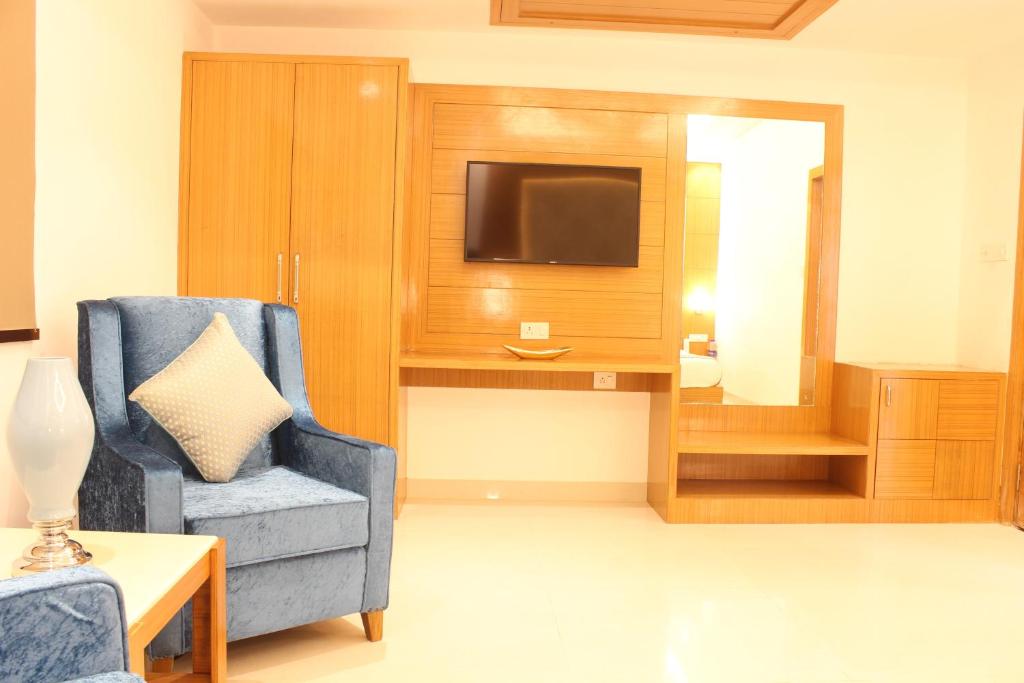 TV a/nebo společenská místnost v ubytování Hotel Transit International- Aerocity Delhi Airport