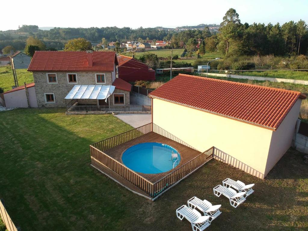 una vista aérea de un edificio con piscina y 2 sillas en AG Casa Rural Carballo jardín y playa a 14km, en Artes