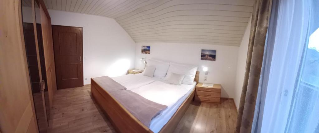 ein kleines Schlafzimmer mit einem Bett und einem Fenster in der Unterkunft Ferienwohnung Gfrerer Althofen in Mariapfarr