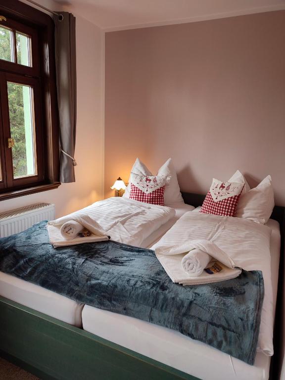 Postel nebo postele na pokoji v ubytování Auersberg Haus