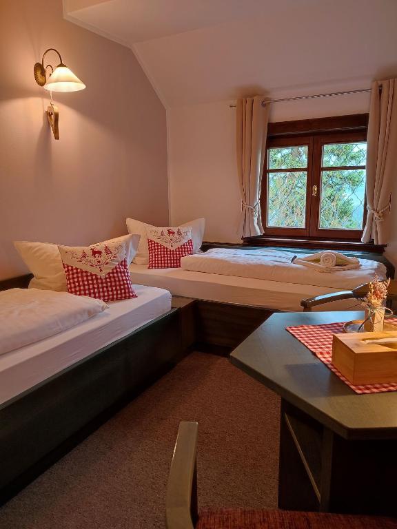 Postel nebo postele na pokoji v ubytování Auersberg Haus