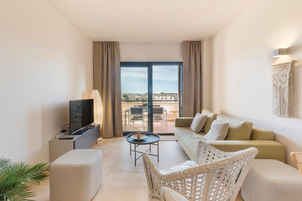 Fuente-Álamo de Murcia的住宿－App Paraïso - Golf Resort Hacienda，带沙发和电视的客厅