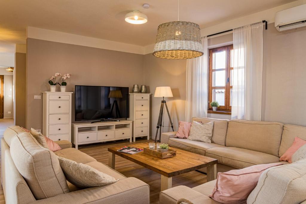 TV a/nebo společenská místnost v ubytování Villa Rajana for 14 persons with kids playground & pool heating in Central Istria