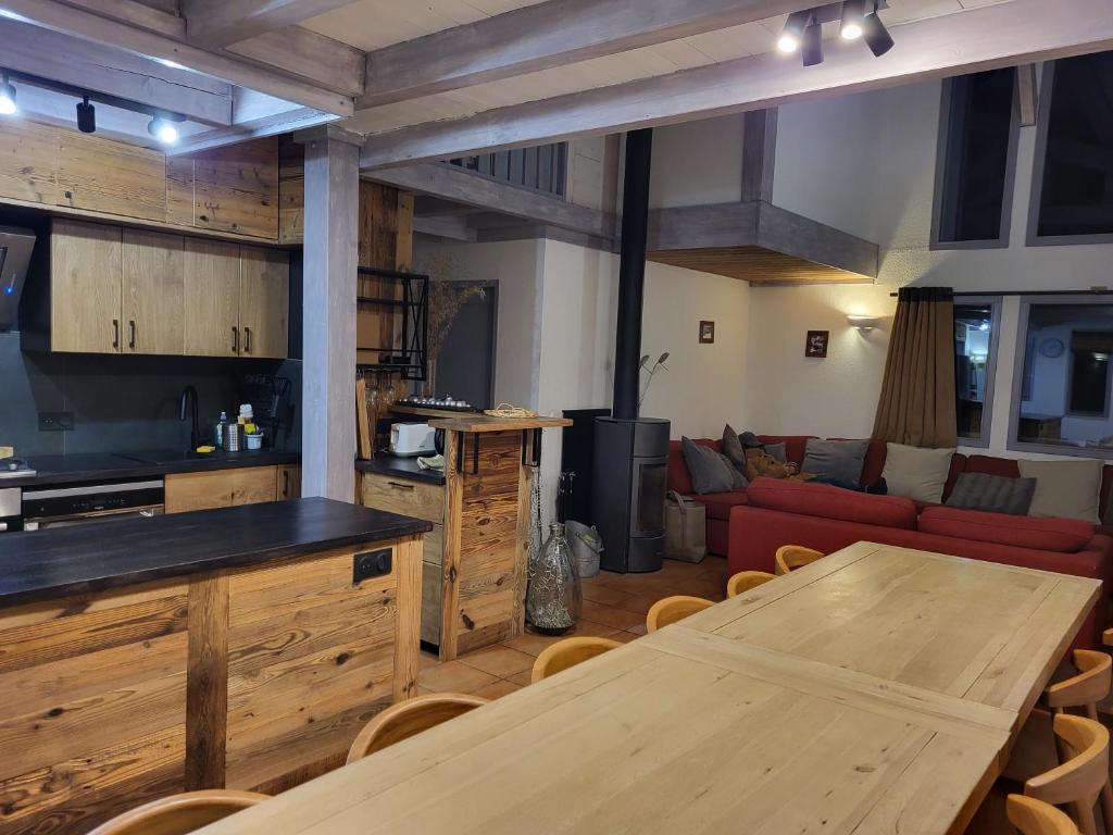 Η κουζίνα ή μικρή κουζίνα στο Chalet Courchevel La Tania - 14 personnes - 7 chambres 7 salles de bains - 40 m des pistes
