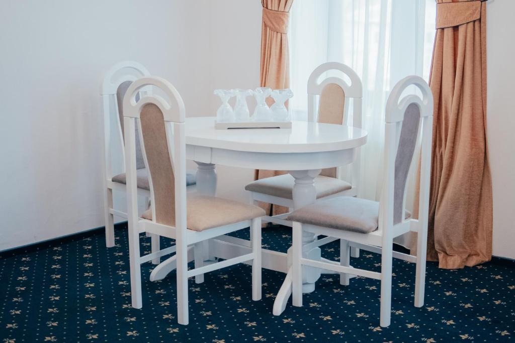 Hotel Carol - Vatra Dornei - Suite De Deux Chambres