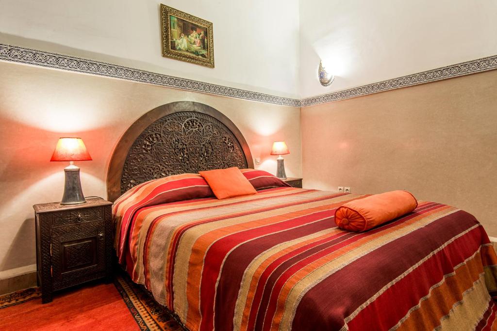 Postel nebo postele na pokoji v ubytování RIAD ELNOUJOUM