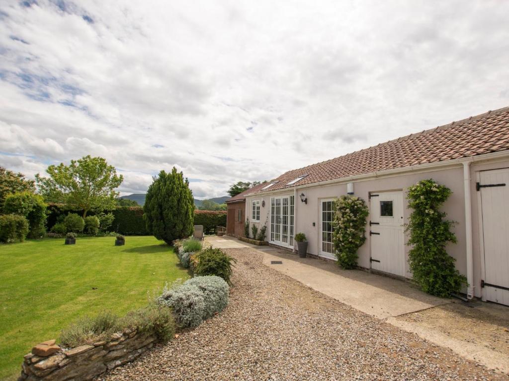 a house with a garden and a driveway at 2 Bed in Stokesley 75544 in Stokesley