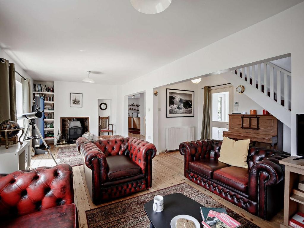uma sala de estar com mobiliário de couro e uma escadaria em 3 Bed in Nr Embleton CN156 em North Charlton