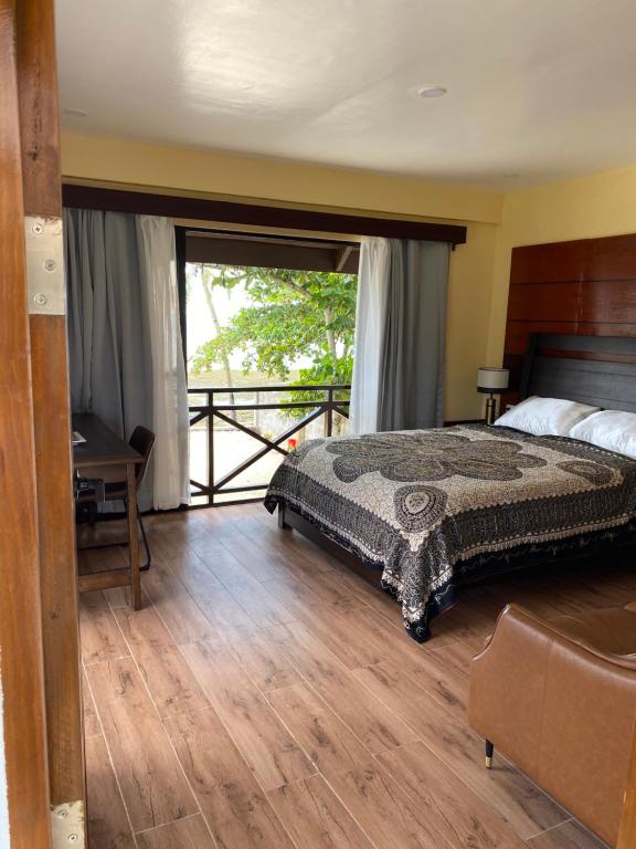 Postel nebo postele na pokoji v ubytování Private Beachfront Villa in Siargao