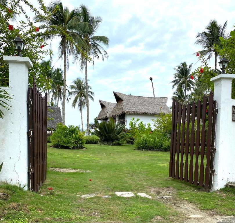 Zahrada ubytování Private Beachfront Villa in Siargao