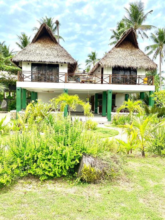 Zahrada ubytování Private Beachfront Villa in Siargao