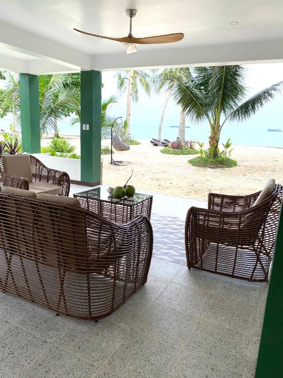 Posezení v ubytování Private Beachfront Villa in Siargao